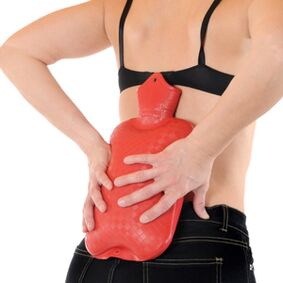 quentando a parte inferior das costas para a dor