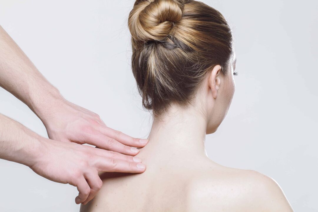 Un médico diagnostica un paciente con osteocondrose da columna torácica